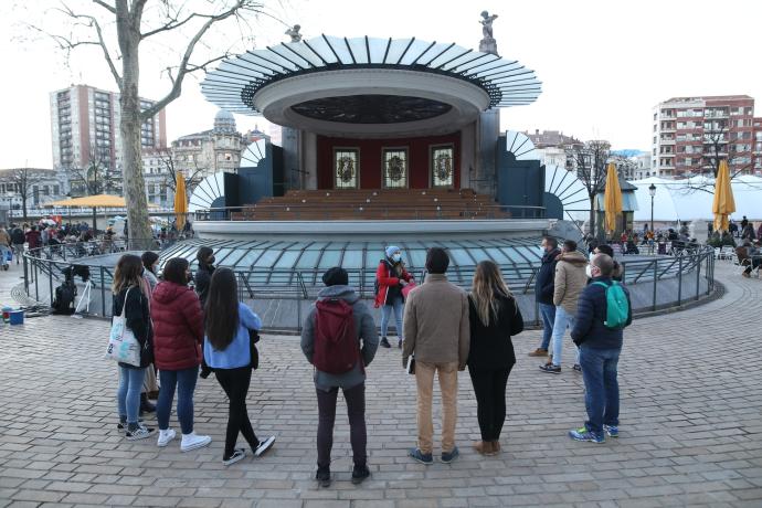 Las jóvenes bilbainas conocieron más a fondo la historia de Bilbao.