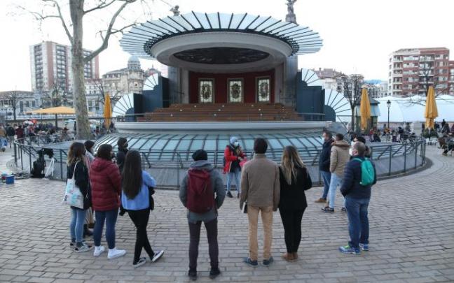 Las jóvenes bilbainas conocieron más a fondo la historia de Bilbao.