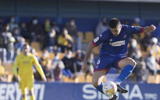 Iker Bilbao controla un balón.