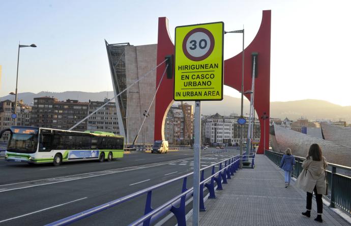 Una calle de Bilbao con la velocidad limitada a 30 km/h.