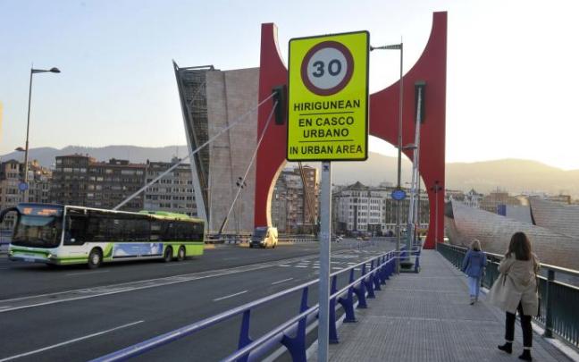 Una calle de Bilbao con la velocidad limitada a 30 km/h.