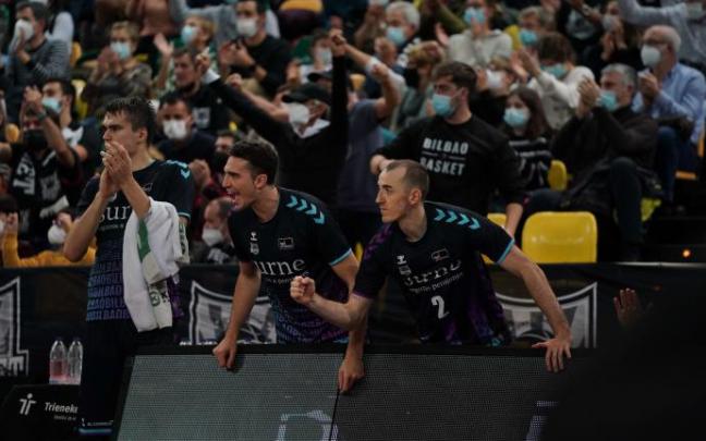 El banquillo del Bilbao Basket celebra una canasta ante el Obradoiro