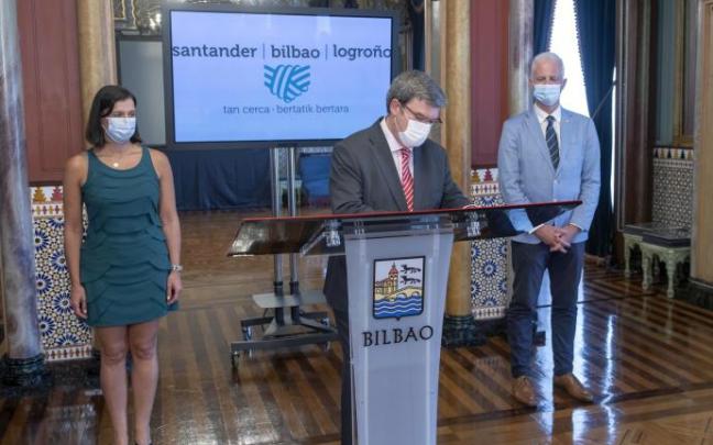 Juan Mari Aburto firma el convenio en presencia de Gema Igual y Pablo Hermoso de Mendoza. Juan Mari Aburto firma el convenio en presencia de Gema Igual y Pablo Hermoso de Mendoza.