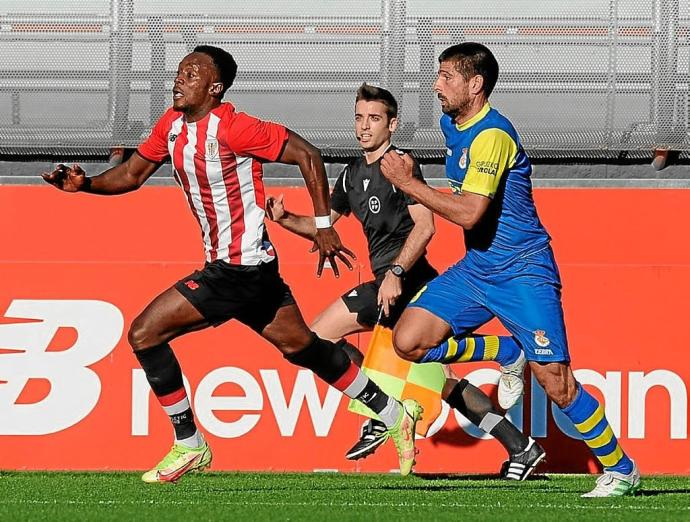 Diarrá intenta zafarse de un rival con su velocidad. Foto: Athletic Club