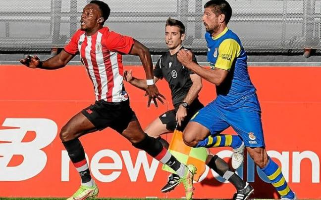 Diarrá intenta zafarse de un rival con su velocidad. Foto: Athletic Club