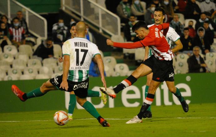 Un chut de Jon Cabo en un momento del partido ante el Racing.