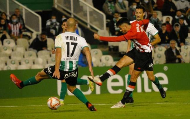 Un chut de Jon Cabo en un momento del partido ante el Racing.