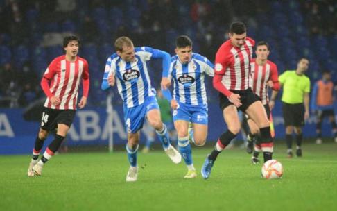 Lance de juego en el Deportivo - Bilbao Athletic.