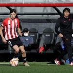 Patxi Salinas da instrucciones desde el borde del área.