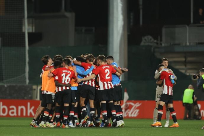 Los jugadores del Bilbao Athletic celebran el resultado.