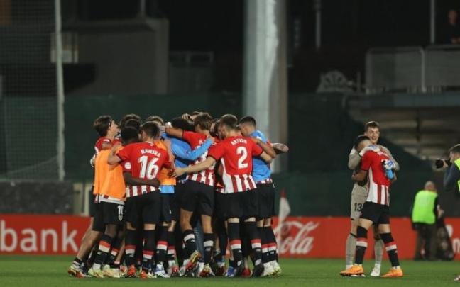 Los jugadores del Bilbao Athletic celebran el resultado.