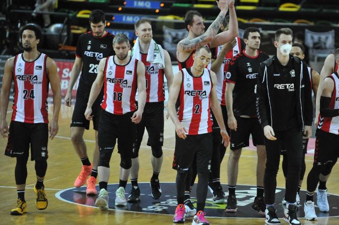 Los jugadores del Bilbao Basket, tras el duelo ante el Manresa