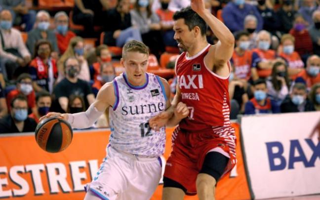 Ludde Hakanson penetra a canasta ante Rafa Martínez.