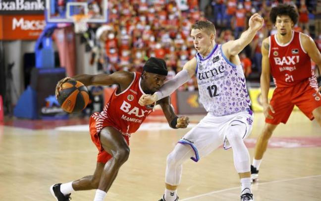 Ludde Hakanson defiende un intento de penetración de Sylvain Francisco.