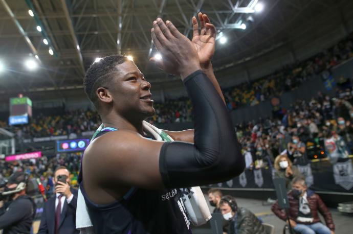 Angel Delgado aplaude a la grada de Miribilla tras el triunfo ante el Gran Canaria.