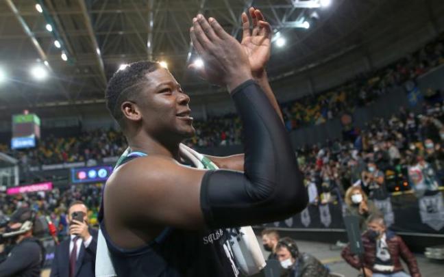 Angel Delgado aplaude a la grada de Miribilla tras el triunfo ante el Gran Canaria.