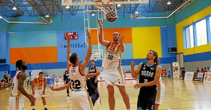 El Bilbao Basket tuvo problemas para sujetar a Hlinason cerca del aro ayer en Sarriguren. Foto: Patxi Cascante