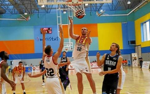 El Bilbao Basket tuvo problemas para sujetar a Hlinason cerca del aro ayer en Sarriguren. Foto: Patxi Cascante