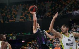 Jonathan Rousselle trata de anotar ante el Fuenlabrada.