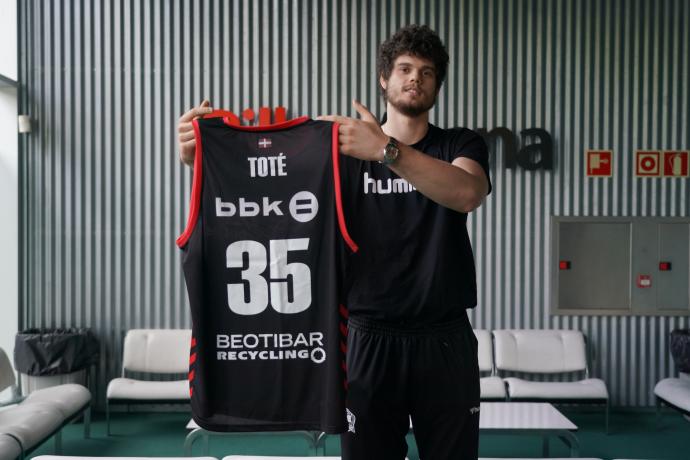 Leonardo Toté muestra la camiseta con la que se estrenará hoy en Miribilla ante el Fuenlabrada.