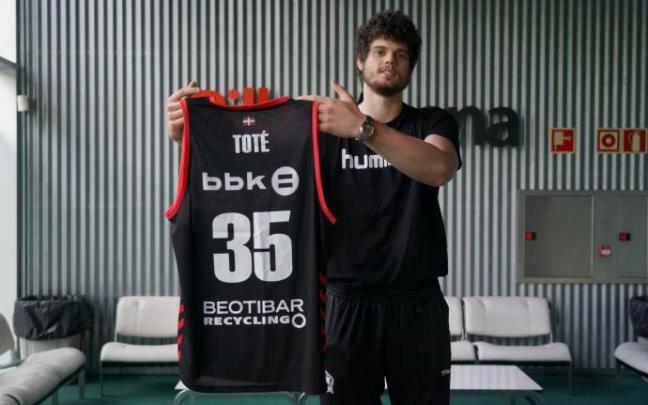 Leonardo Toté muestra la camiseta con la que se estrenará hoy en Miribilla ante el Fuenlabrada.