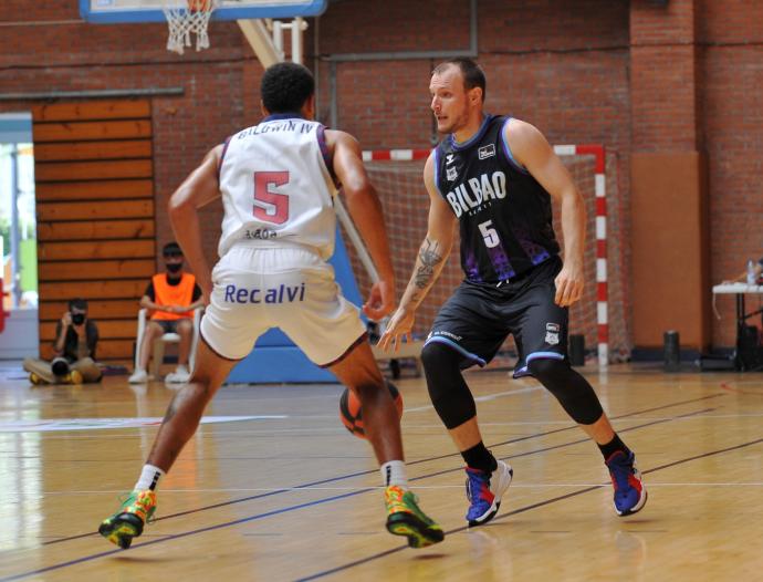 Angel Delgado, en el trabajo en la zona, y Rafa Luz, con su dirección y defensa, han mostrado alguna de sus virtudes en la pretemporada del Bilbao Basket.