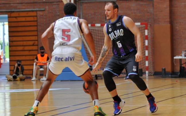 Angel Delgado, en el trabajo en la zona, y Rafa Luz, con su dirección y defensa, han mostrado alguna de sus virtudes en la pretemporada del Bilbao Basket.