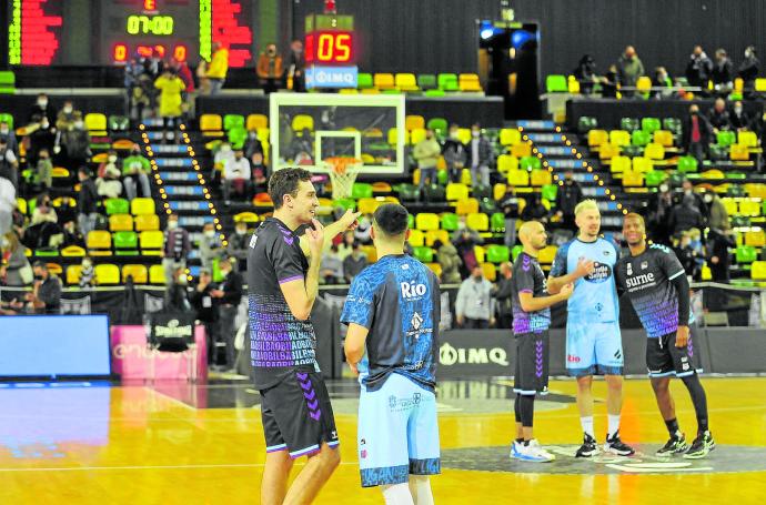 Los jugadores de ambos equipos charlaron durante la espera por los problemas técnicos en Miribilla.