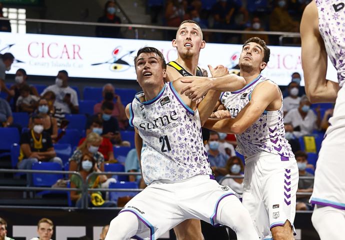 Gytis Masiulis y Álex Reyes cierran a Kyle Wiltjer en la pugna por un rebote.