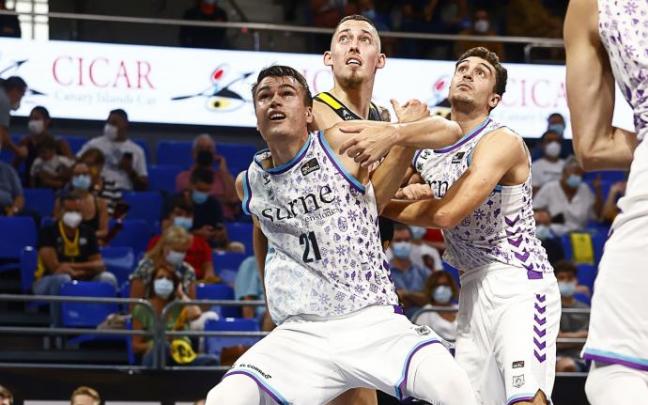 Gytis Masiulis y Álex Reyes cierran a Kyle Wiltjer en la pugna por un rebote.
