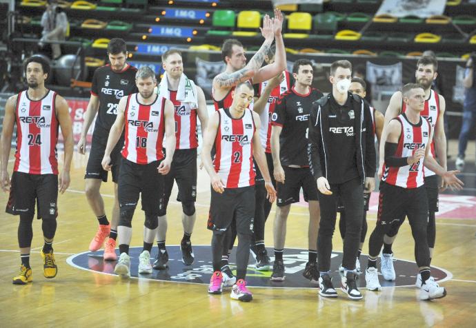 Los jugadores del Bilbao Basket se retiran a vestuarios cabizbajos tras perder contra el Baxi Manresa.