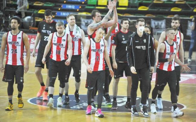 Los jugadores del Bilbao Basket se retiran a vestuarios cabizbajos tras perder contra el Baxi Manresa.