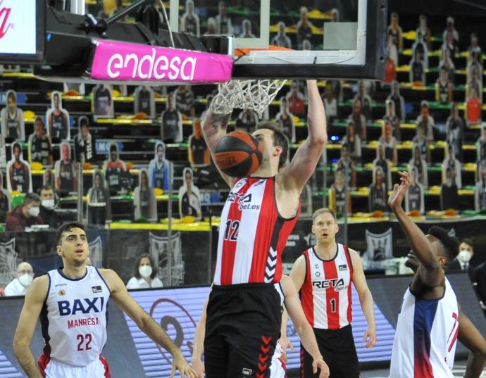 Balvin se cuelga del aro en el duelo ante el Manresa.