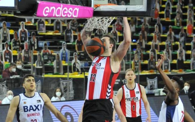 Balvin se cuelga del aro en el duelo ante el Manresa.