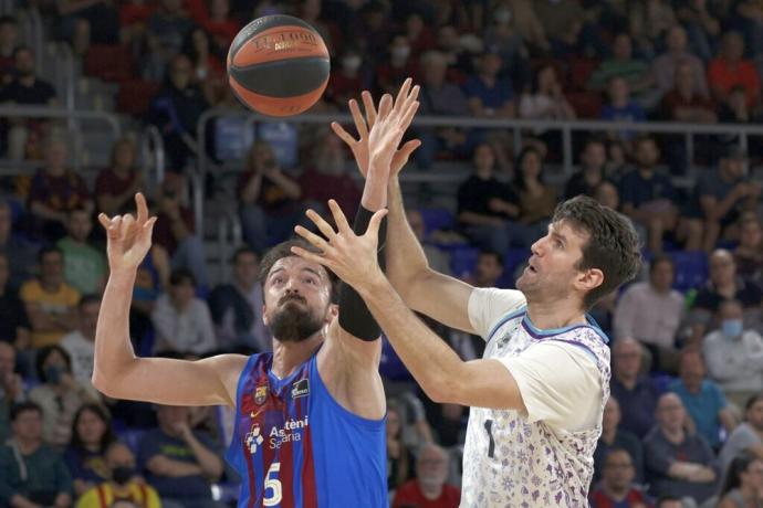 Jeff Withey trata de hacerse con un rebote en pugna con Sertac Sanli.