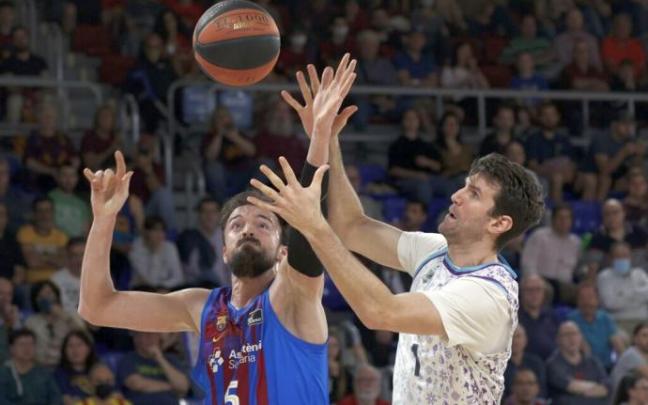 Jeff Withey trata de hacerse con un rebote en pugna con Sertac Sanli. Jeff Withey trata de hacerse con un rebote en pugna con Sertac Sanli.