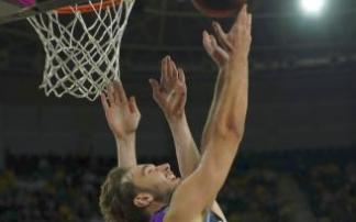 Álex Galán intenta anotar en el encuentro ante el Barça.