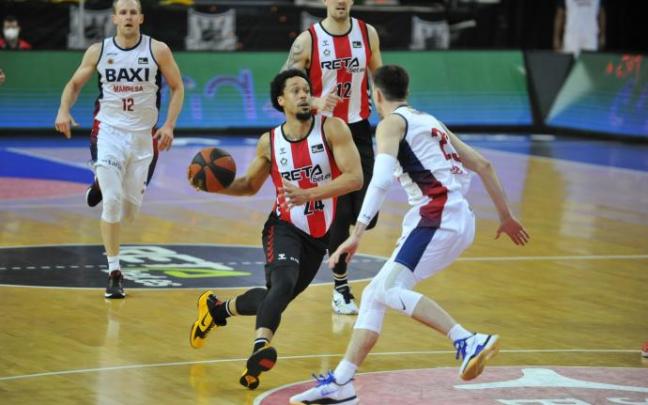 John Jenkins penetra a canasta en el duelo ante el Baxi Manresa.