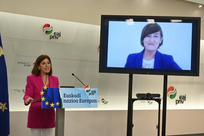 La eurodiputada del PNV Izaskun Bilbao, con la diputada en el Congreso Josune Gorospe