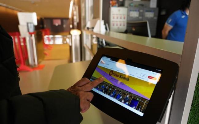 Un usuario utilizando las ya desterradas máquinas para hacer reservas. Un usuario utilizando las ya desterradas máquinas para hacer reservas.