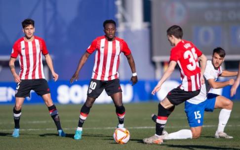 Gere trata de controlar el balón ante la mirada de Prados y Diarrá.
