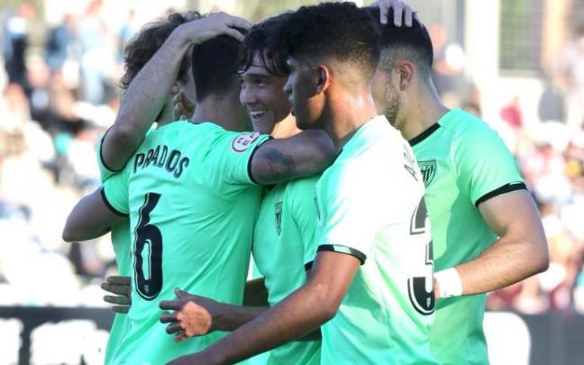 Los jugadores del Bilbao Athletic celebran el gol de Beñat Prados.