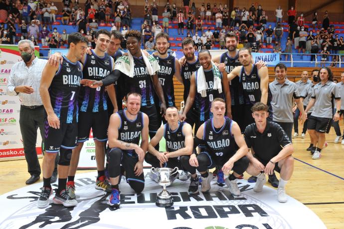 Los jugadores del Bilbao Basket posan con el trofeo.