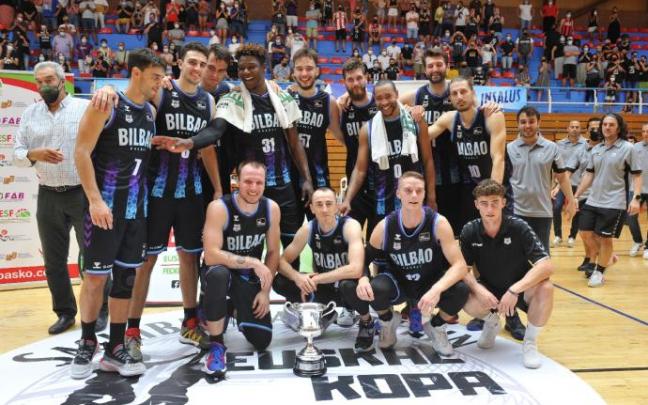 Los jugadores del Bilbao Basket posan con el trofeo. Los jugadores del Bilbao Basket posan con el trofeo.