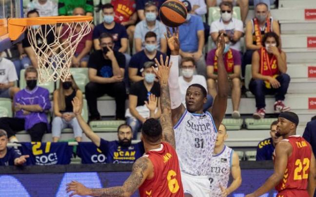Ángel Delgado lanza a canasta ante la oposición del pívot brasileño de UCAM Murcia Agusto Lima.