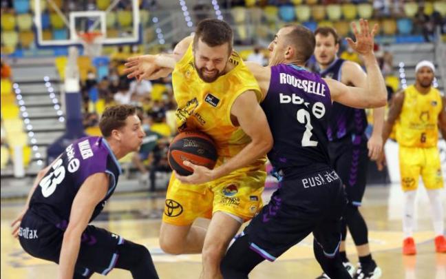 Jonathan Rousselle y David Walker intenta detener una penetración a canasta de John Shurna.