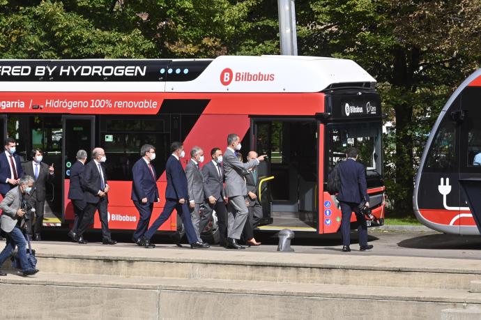 Las autoridades asistentes la congreso de movilidad comprobaron uno de los últimos autobuses sostenibles que se incorporará a la flota en un mes.