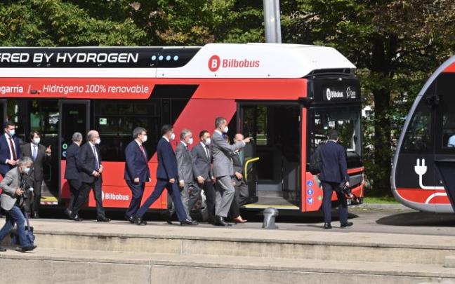 Las autoridades asistentes la congreso de movilidad comprobaron uno de los últimos autobuses sostenibles que se incorporará a la flota en un mes.