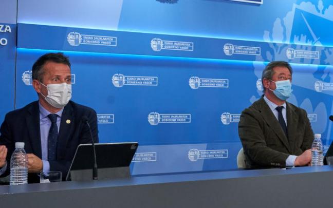 El consejero de Educación, Jokin Bildarratz, en la rueda de prensa posterior al Consejo de Gobierno con Bingen Zupiria