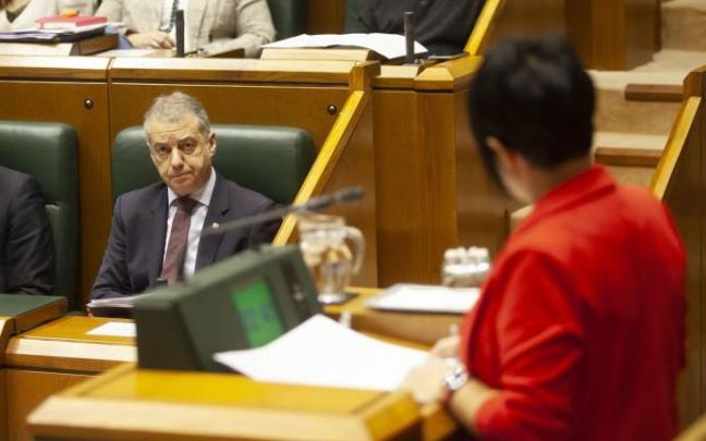 Iñigo Urkullu atiende una intervención de Maddalen Iriarte en el Parlamento Vasco.